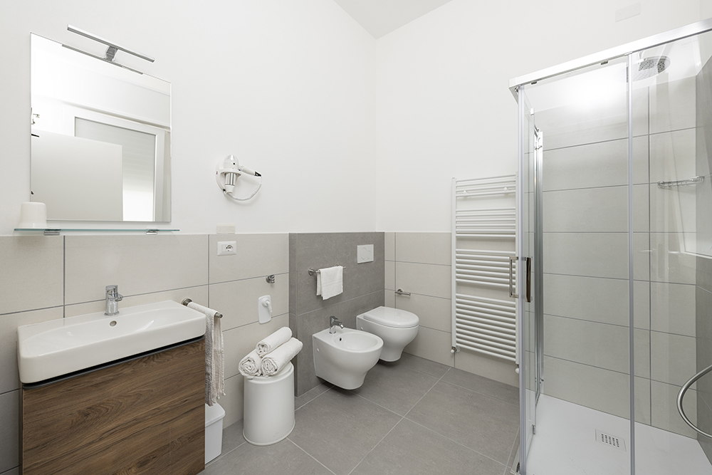 residence-ondamare-bagno-camera